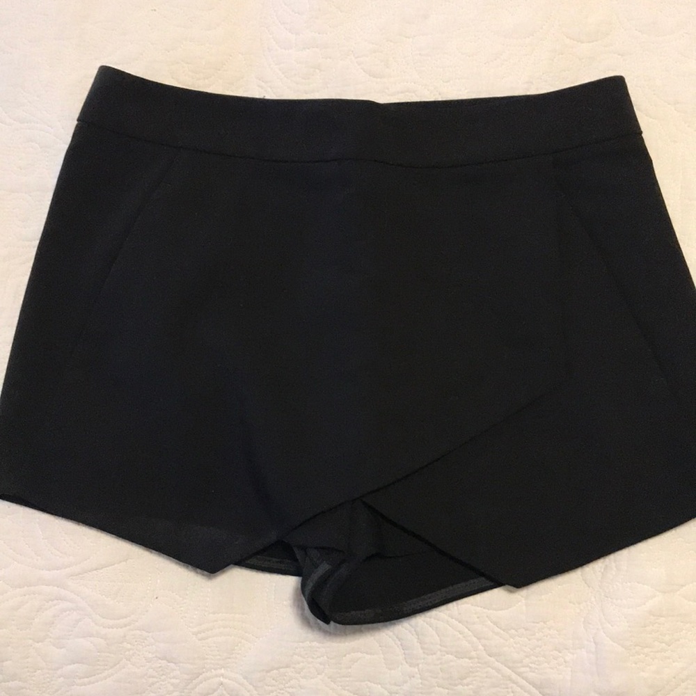 Express shorts/skirt with crisscrossing detail